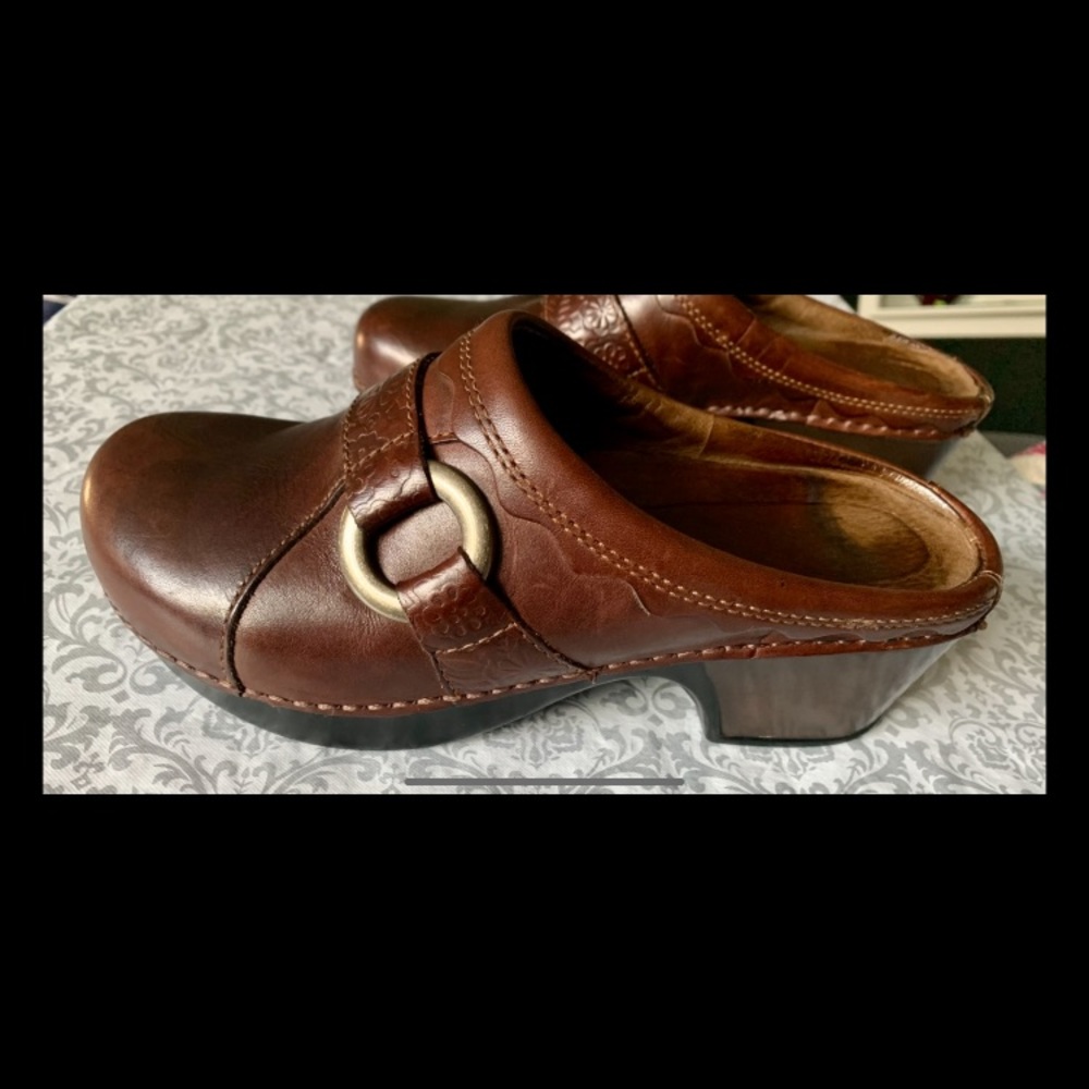 Dansko Brown/Burgundy Clogs Open Back With Buckle Size 39 - Picture 11 of 12